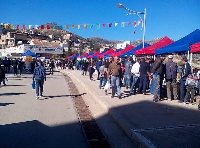 place du marché hebdomadaire Beni Maouche